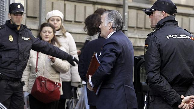 El juez prohíbe a Bárcenas salir de España y le obliga a comparecer cada 15 días en la Audiencia