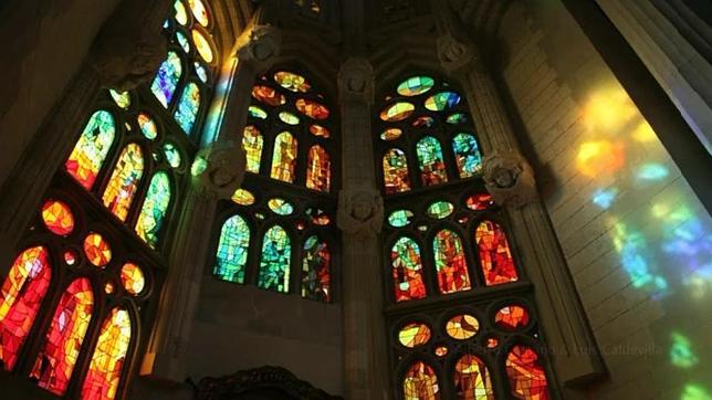 Un mini-helicóptero fotografía la Sagrada Familia como nunca la habíamos visto