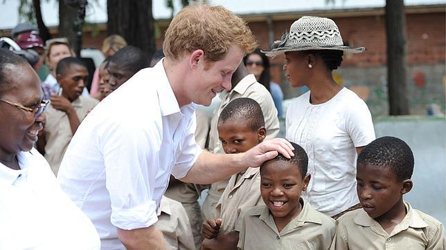 El príncipe Enrique visita su proyecto humanitario en África