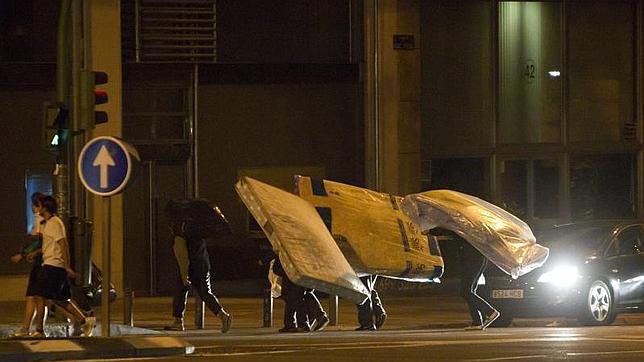 A manguerazos contra la multiplicación de indigentes en los soportales de Cristo Rey