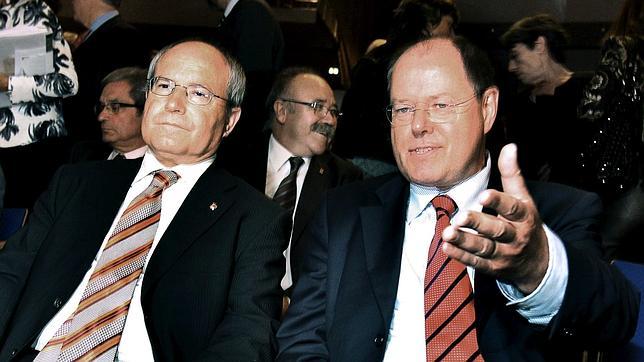 El candidato socialista alemán califica de «payasos» a Berlusconi y Grillo