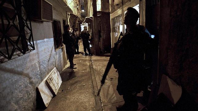Policías y militares ocupan una estratégica zona de favelas de Río de Janeiro