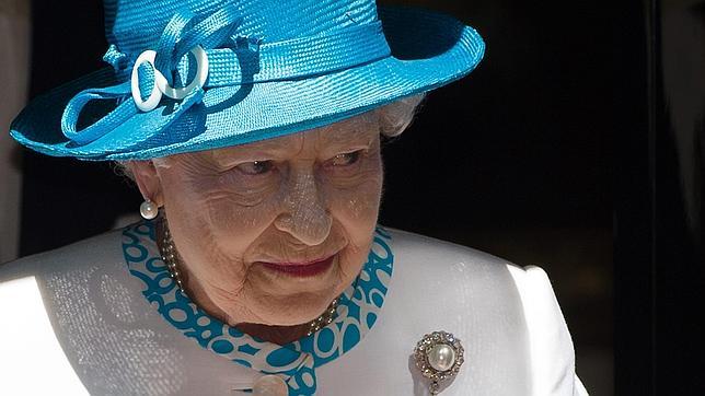 Isabel II recibe el alta 24 horas después de su primera hospitalización en diez años