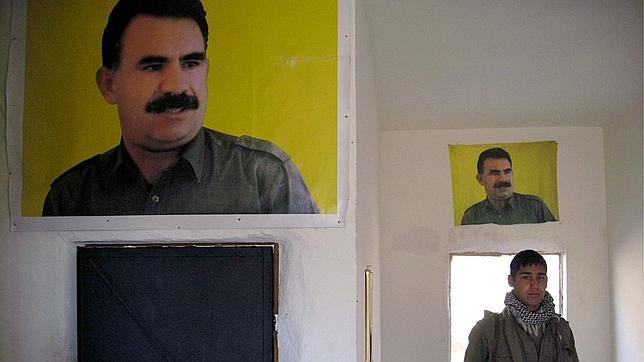 Cruce de cartas bajo las bombas