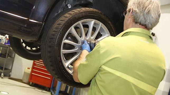 Ocho de cada diez turismos de más de diez años, reparados en 2012