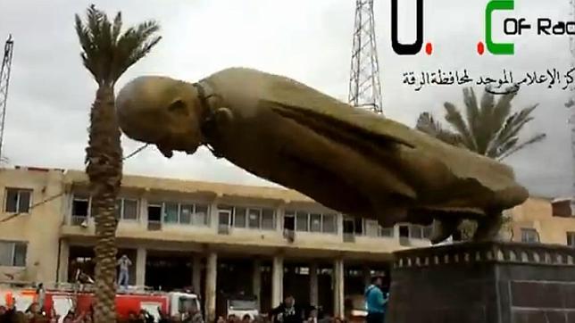 Los opositores sirios toman Raqqa y derriban la estatua de Assad padre