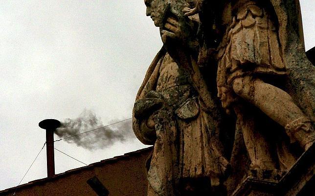 El Cónclave usará por primera vez dos estufas para evitar equívocos en el color de la fumata