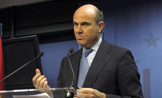 Guindos descarta más subidas de IVA y de impuestos a carburantes