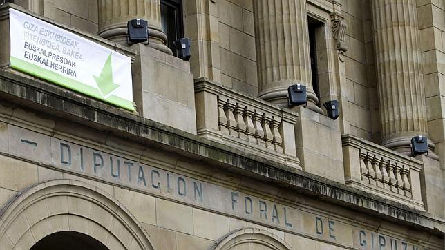 Urquijo denuncia a Garitano por desplegar una pancarta a favor de los presos de ETA