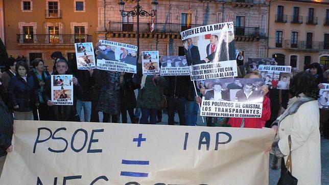 Escaso respaldo a Riesco en la protesta convocada contra la moción de censura