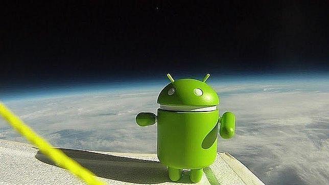 Móviles Android enviados al espacio, con muñeco incluido