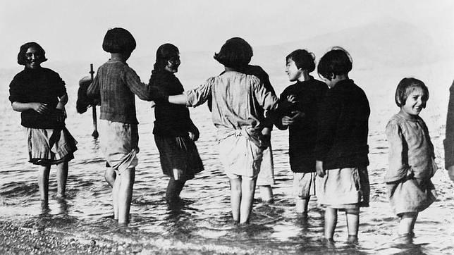 Niños refugiados en su primera visita al mar en Grecia