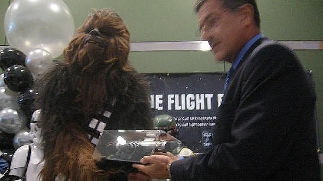 Chewbacca entrega el sable de luz al personal de la NASA