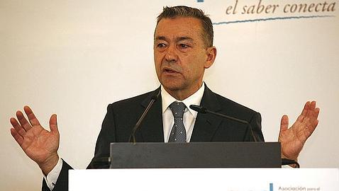 Rivero anuncia una «fractura social» y censura que se contrate a rumanos en Canarias