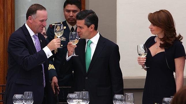 Peña Nieto recupera la autoridad presidencial a los cien días de mandato
