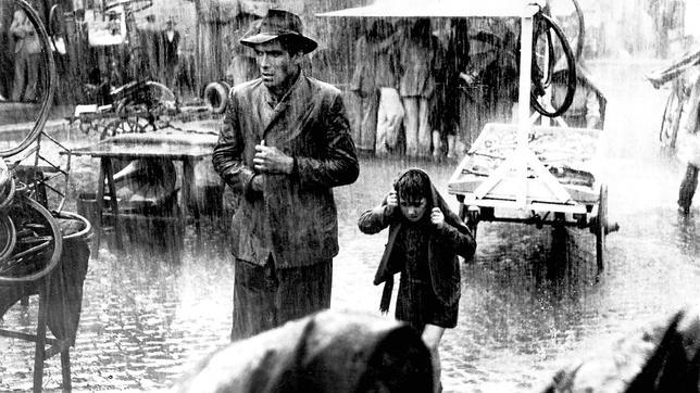 Lamberto Maggiorani y Enzo Staiola, en una Roma lluviosa y desamparada