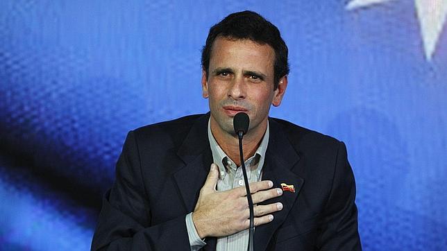 Miles de chavistas acosan a Capriles a la hora de inscribir su candidatura