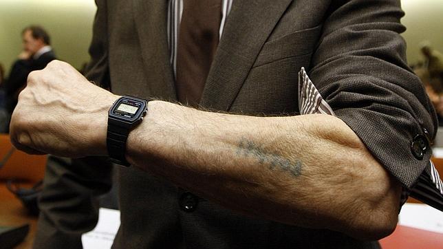 Una agencia de publicidad israelí reparte  tatuajes del Holocausto para concienciar