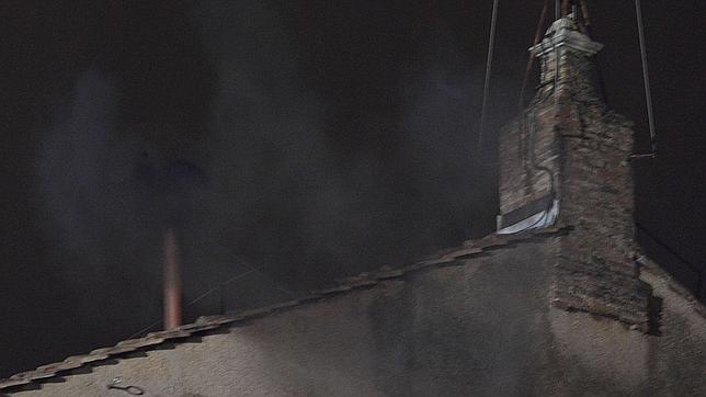 Fumata negra tras la primera votación para elegir nuevo Papa