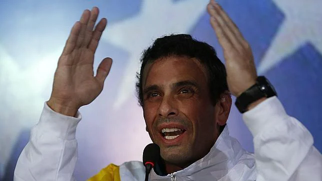 Capriles recibe unas fotografías en las que alguien apunta con un arma a su imagen