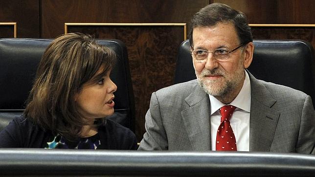 Santamaría, al PSOE: «Les parece muy exótico que un partido apoye a su secretaria general»