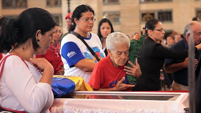 Trasladan el cuerpo de Chávez para su exposición en el Cuartel de la Montaña