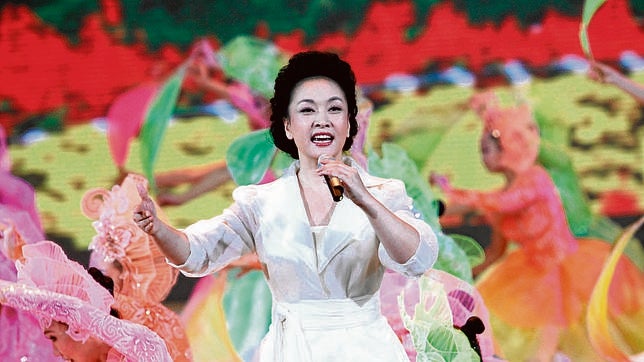 China lucirá a la mujer cantante del presidente para mejorar su imagen