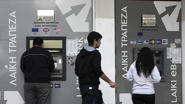 Pánico e indignación en Chipre ante el rescate europeo de los bancos