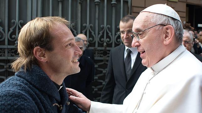 El Papa Francisco celebra misa en la parroquia y saluda a todos los fieles