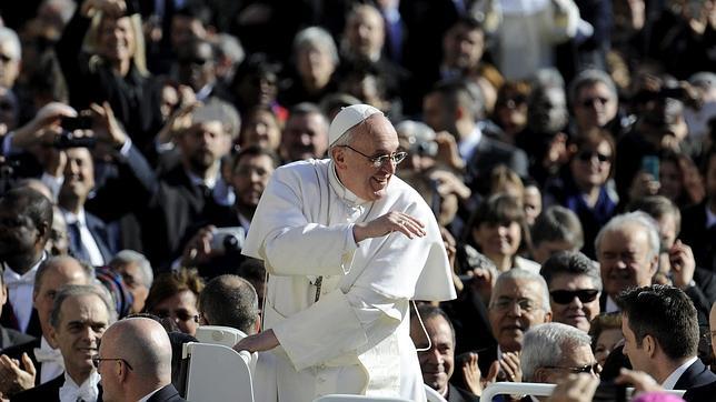 El Papa se baja del «jeep» para saludar a un enfermo en la plaza de San Pedro