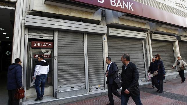 Los bancos chipriotas permanecerán cerrados hasta el martes de la próxima semana