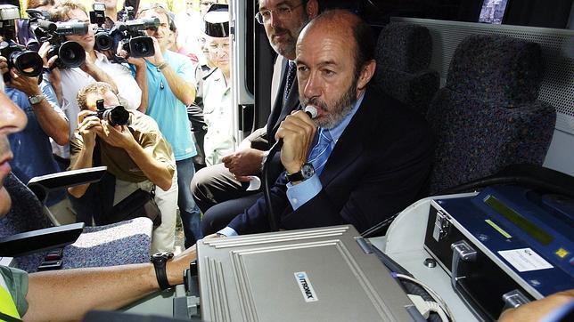 Famosos y españoles de a pie que conducen sin puntos en el carné