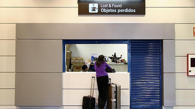 Una botella de butano y una cortadora de césped, entre los objetos más raros perdidos en Barajas