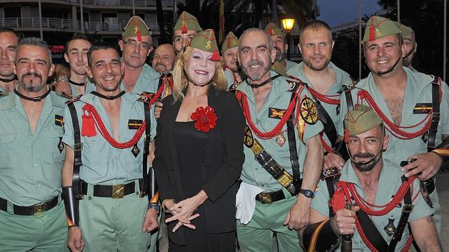 La baronesa Thyssen se une a la legión