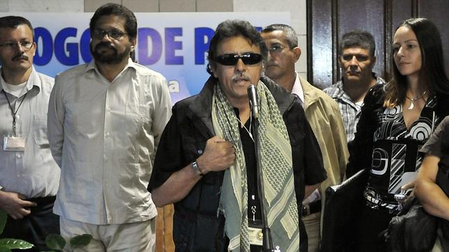 Tres guerrilleros se desmovilizan cada día en Colombia