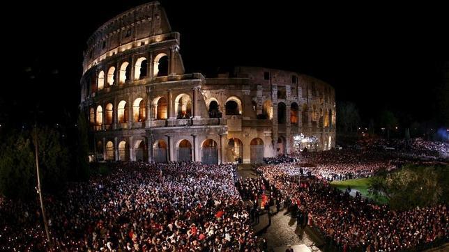 El Vía Crucis junto al Coliseo en Roma