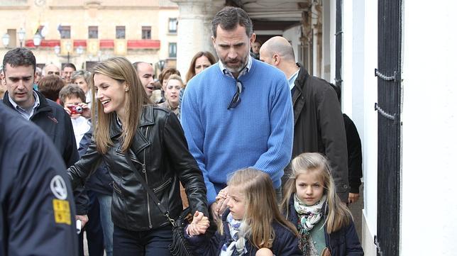 Los Príncipes visitaron el Corral de Comedias y almorzaron en el Parador