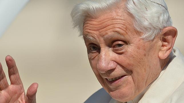 Benedicto XVI y Francisco, dos Papas «low cost»