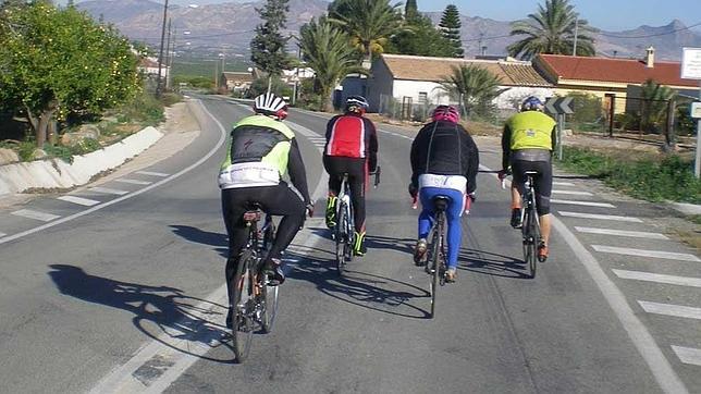Interior quiere a los ciclistas por la calzada con casco