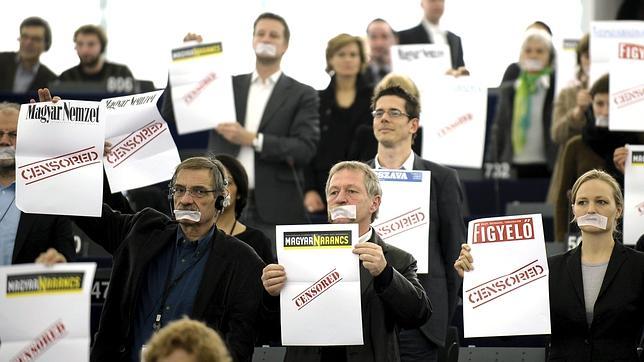 Hungría da marcha atrás a su «ley mordaza»