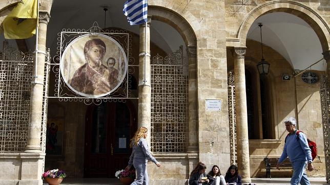 El arzobispo de Chipre da por perdidos 100 millones de euros