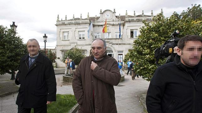 Afectados por preferentes revientan tres plenos en el sur de Pontevedra