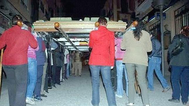 Semana Santa 2013: Costaleras, 800 kilos de fe a sus espaldas