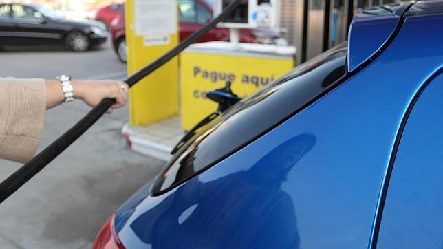 La inflación cae en marzo cuatro décimas por la rebaja de los carburantes y se sitúa en el 2,4%