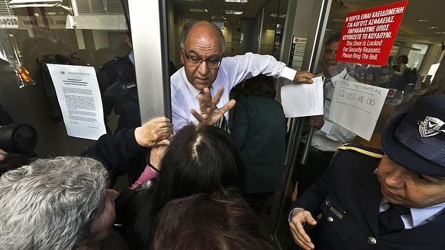 Los bancos abren en Chipre tras trece días de «corralito»