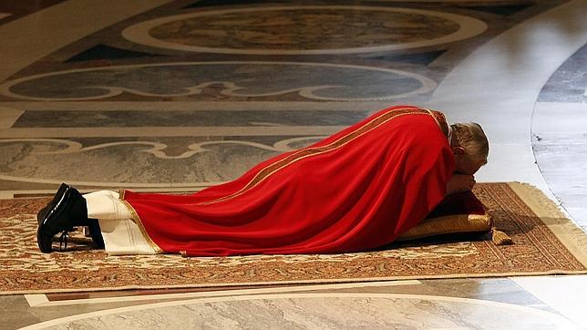 El Papa Francisco reza en silencio en los oficios de Viernes Santo