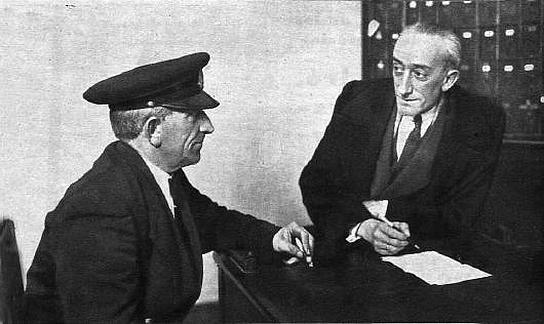 Emilio Sampedro (izquierda) entrevistado por el periodista Juan Montaña en la cárcel de Santander en 1936 (Foto, Quintana)