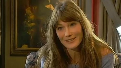 Carla Bruni se levanta de una entrevista porque le preguntan por la imputación de Sarkozy