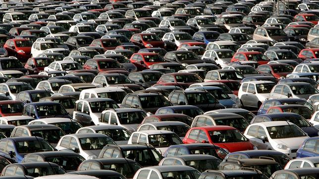 Las ventas de coches caen casi un 14% respecto al año pasado