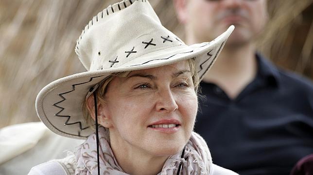 Madonna visita una escuela en Malawi junto a sus hijos